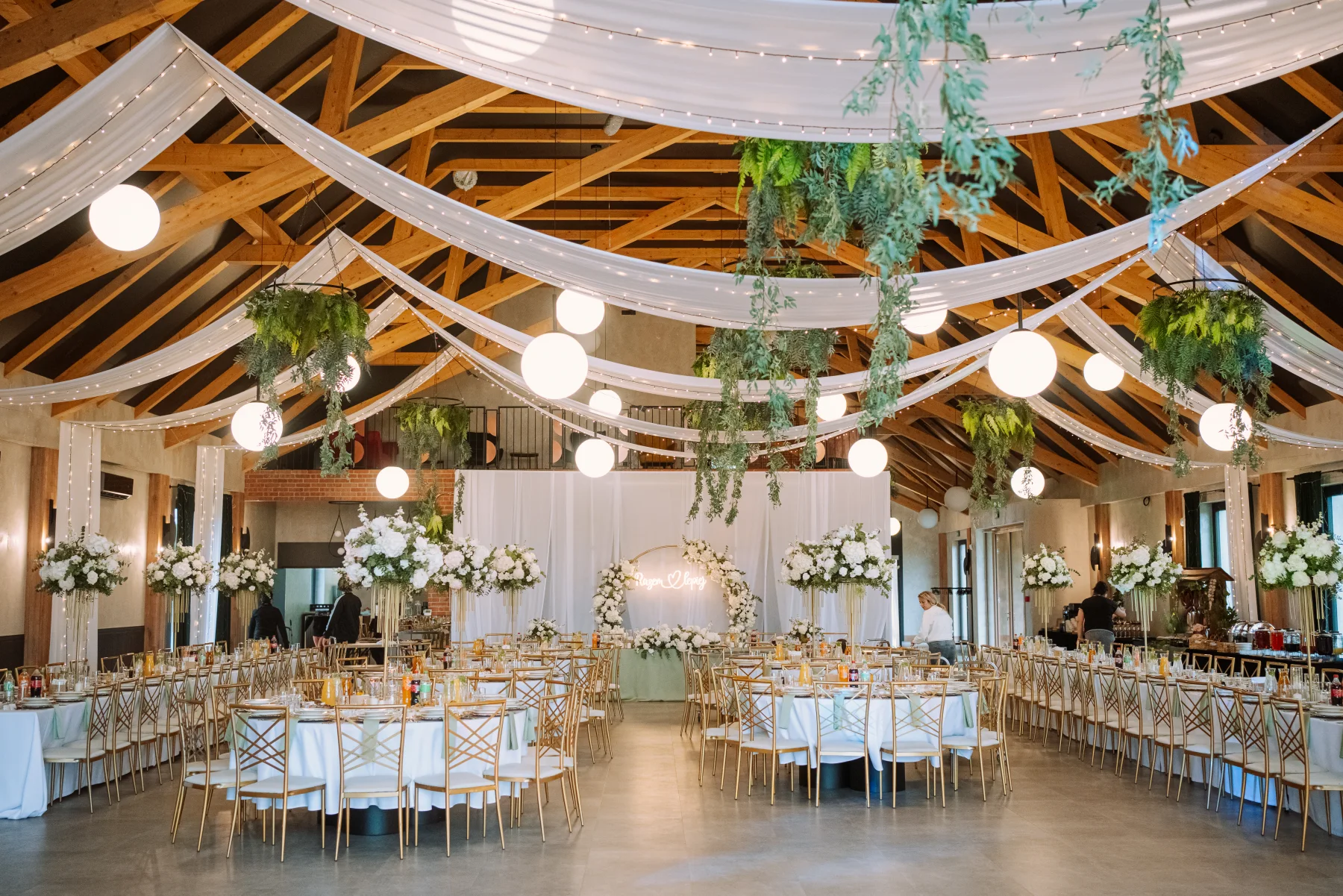 Sala przygotowana na eleganckie przyjęcie